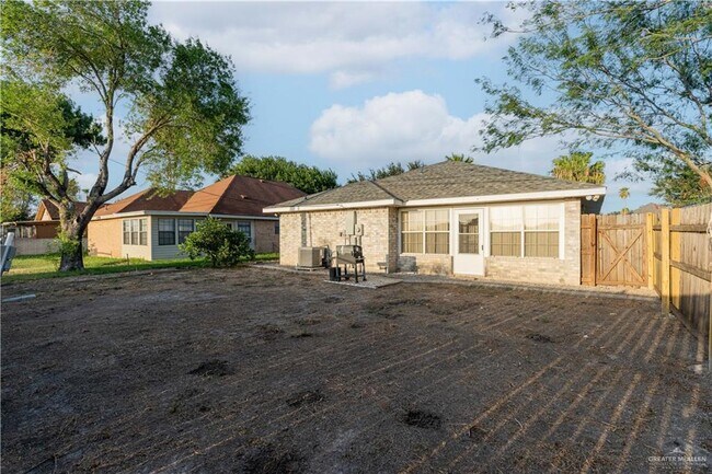 Building Photo - 2213 Lake View Dr