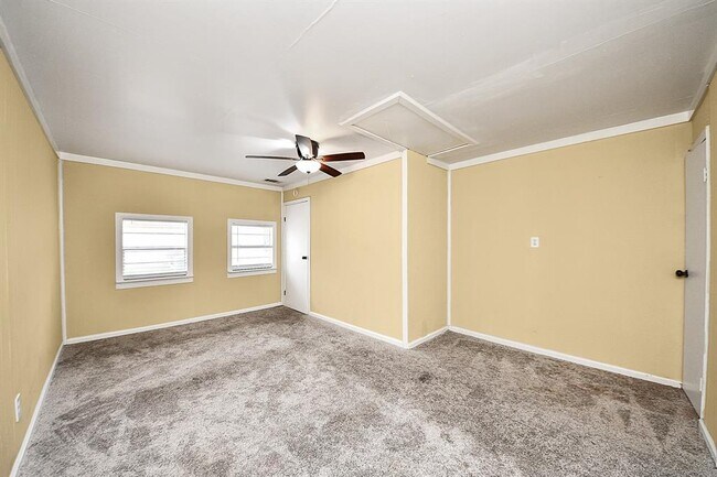 Building Photo - 2614 Village Cir Dr