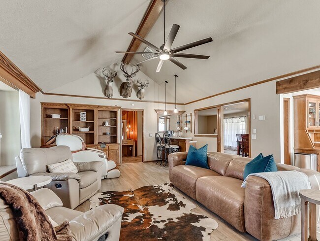 Building Photo - Fully Furnished Short Term Rental