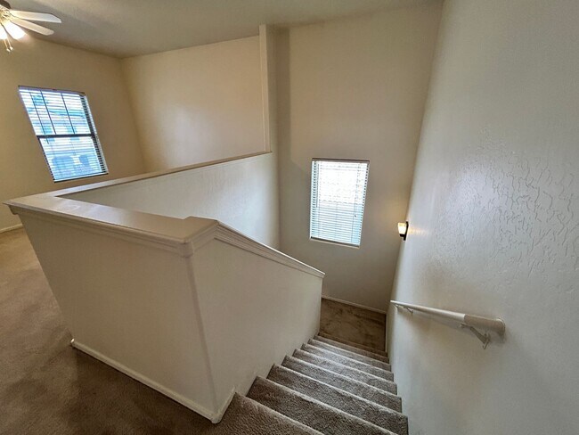 Building Photo - Large 3 Bed / 2 Bath Home with Sparkling P...