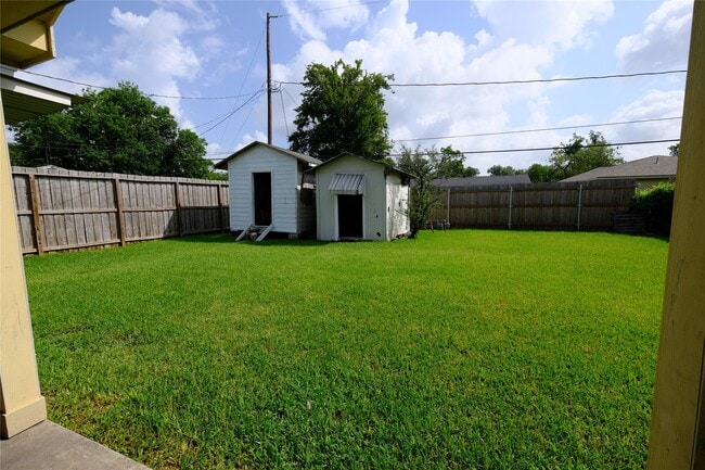 Building Photo - 6718 Midfield Dr