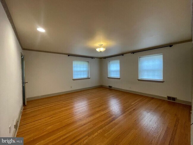 Building Photo - 510 Monroe Rd
