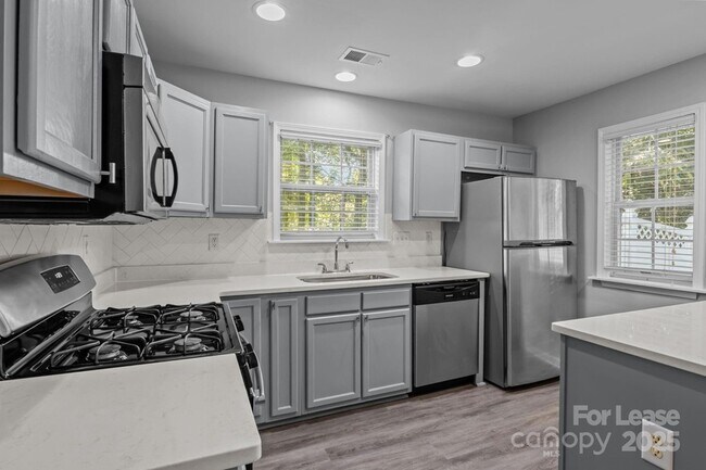 Building Photo - 10660 Holly Ridge Blvd