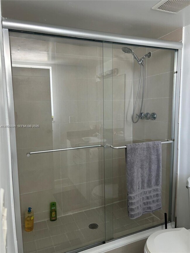 Building Photo - 1800 Collins Ave