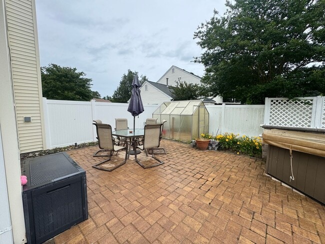 Building Photo - Spacious Three Bedroom Home