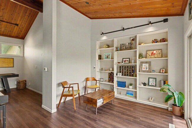 Building Photo - 1010 Parkview Dr