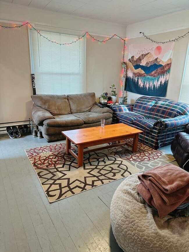 Building Photo - PRELEASE: 4bd/2ba next to Aslan Brewing Downtown