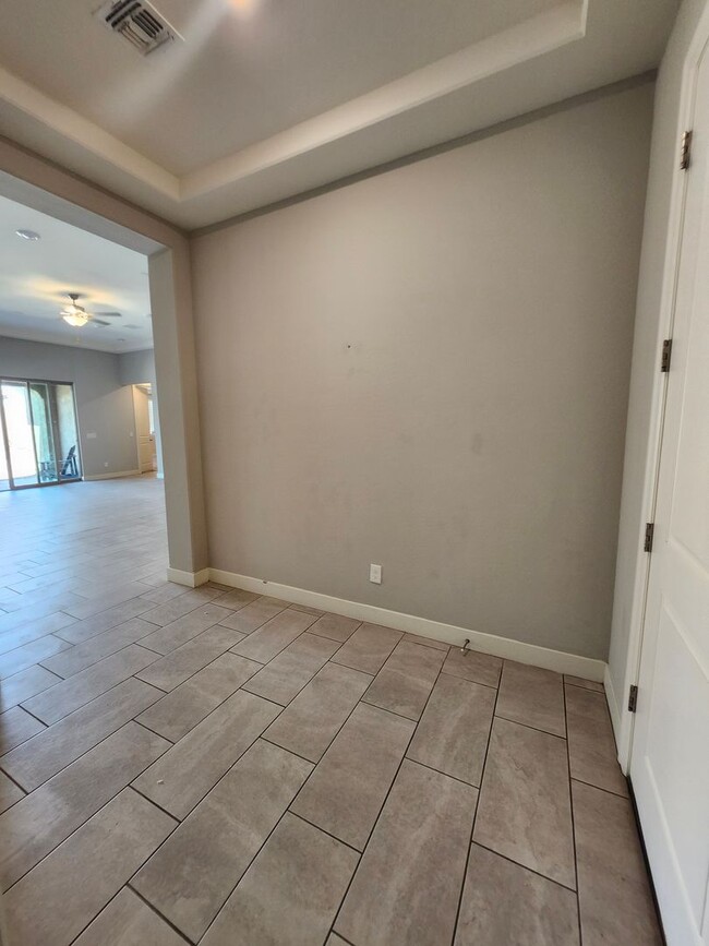 Building Photo - Single Family Home-  5 bedrooms 3 Baths