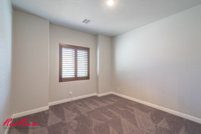 Building Photo - Stunning 4 Bedroom Home with Gorgeous Back...
