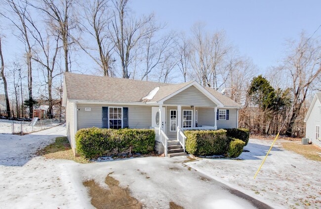 Building Photo - Cozy 3 bd 2 bath in the heart of Clarksville.  Fresh paint and Flooring!