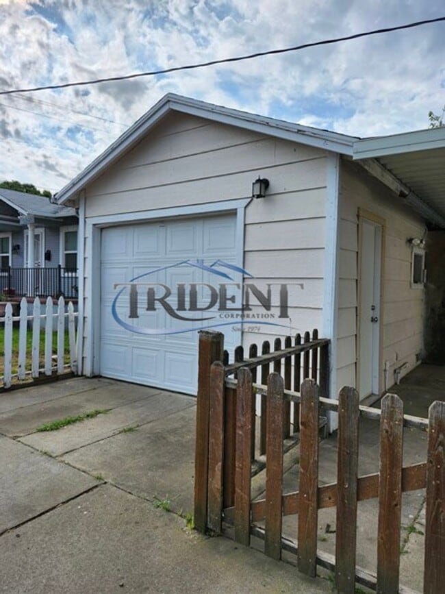 Building Photo - 831 I St