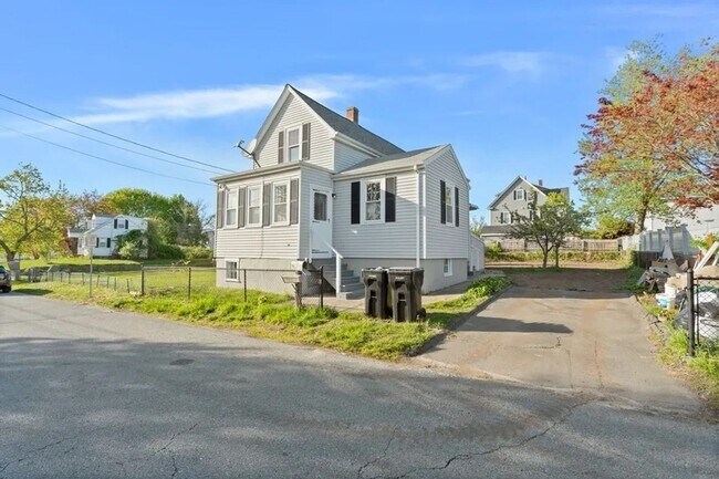 Building Photo - Sunny & Bright Updated 2 BA / 1 Ba Home in Dartmouth
