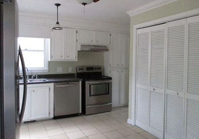 Building Photo - 126 S Village Rd