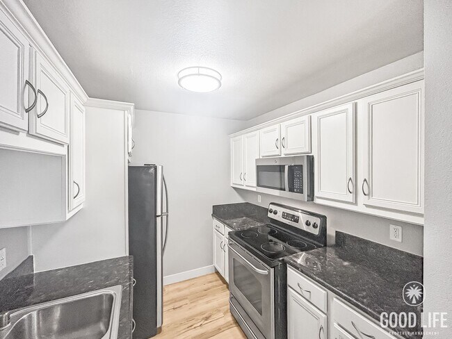 Building Photo - Beautiful 2BD/1BA W/ Updated Kitchen, AC, and In-Unit Laundry in Colina Del Sol!