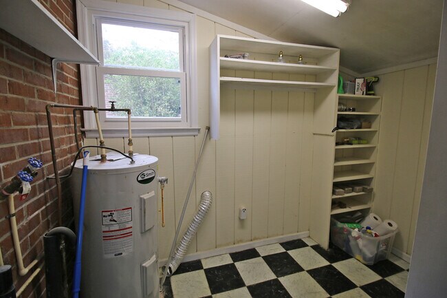 Building Photo - 2807 Holt Dr