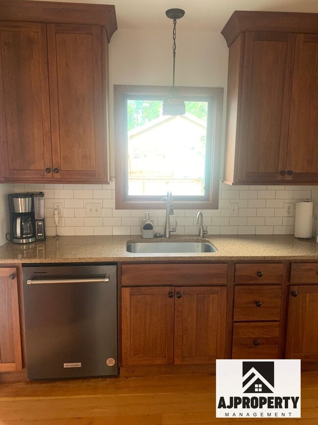 Building Photo - Charming 3/2 near McKennan Park