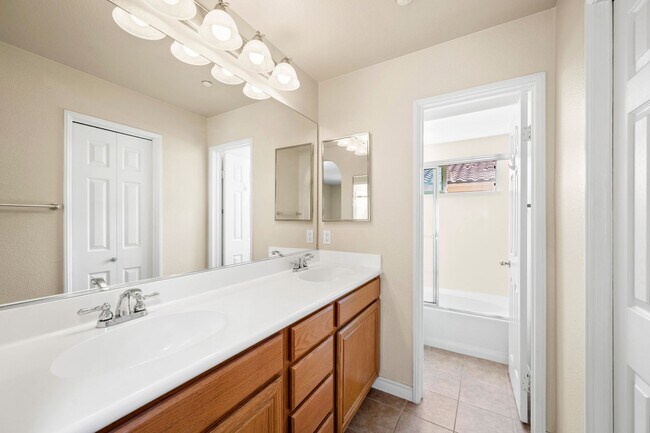 Building Photo - Mission Valley 3 Bedroom Townhome at Escal...