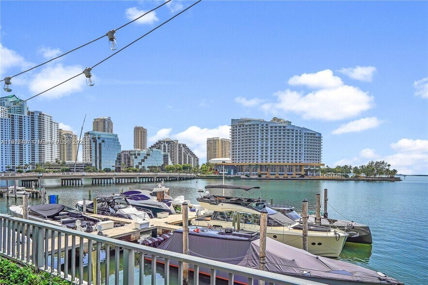 Building Photo - 999 Brickell Bay Dr