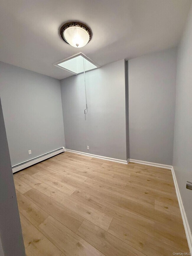 Building Photo - 61-54 55th Dr