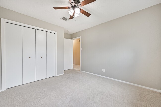 Building Photo - 222 Old Oaks St