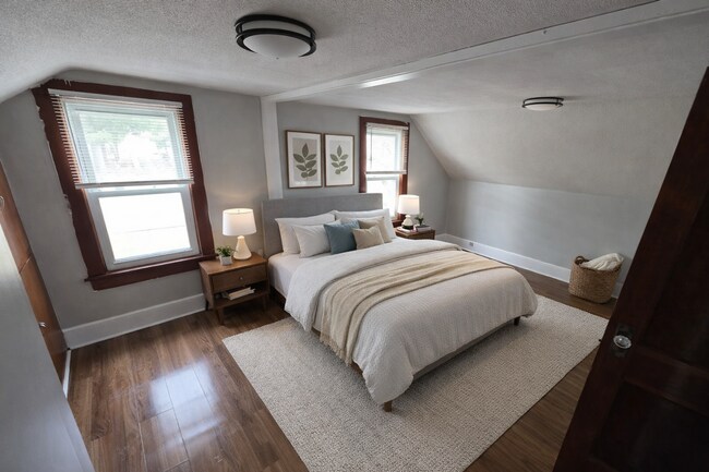 Building Photo - Recently Updated 2 Bedroom House Ready for Move In!