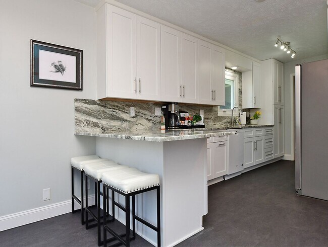 Building Photo - 619 S 68th St
