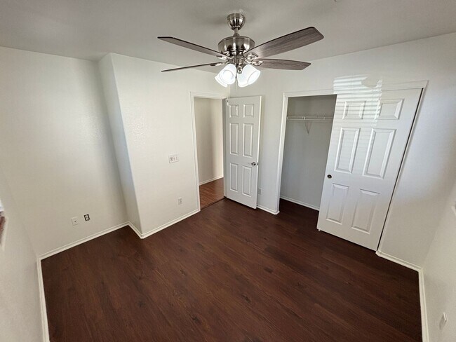 Building Photo - Beautiful 5Bed/2.5Bath/2Car home located near Seven Hills