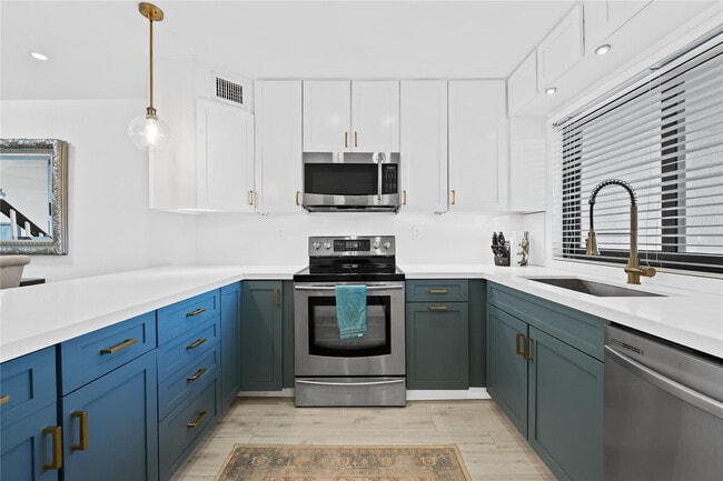 Building Photo - 3016 NE 49th St