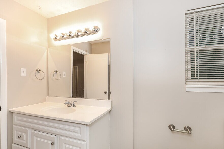Building Photo - 8486 Magnolia Dr