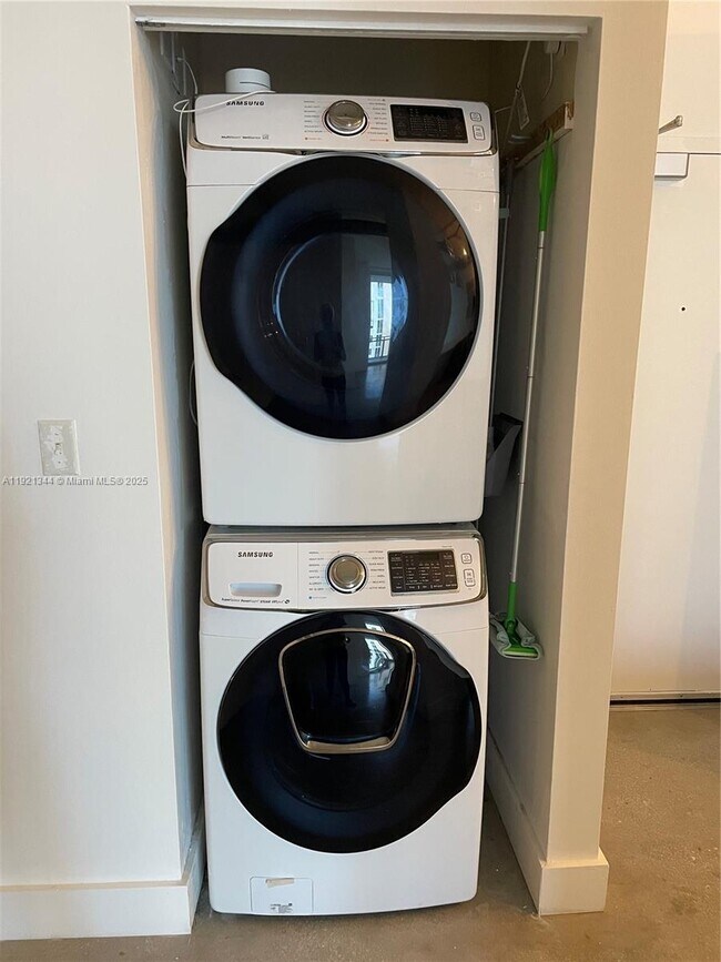 Primary Photo - 444 NE 30th St