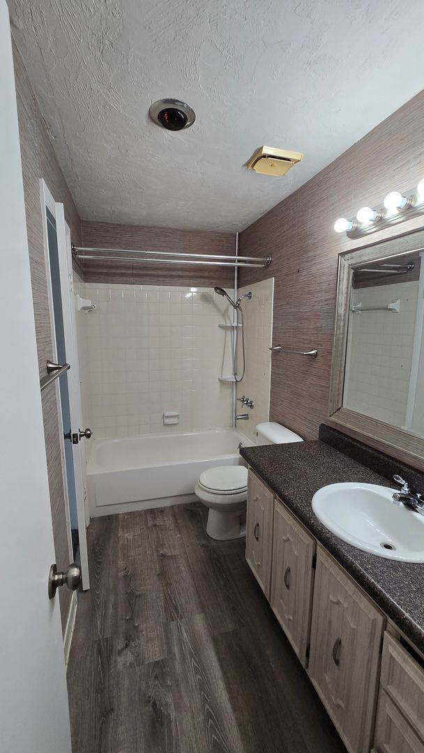 Building Photo - 3 bedroom 2 bath 2nd floor condo