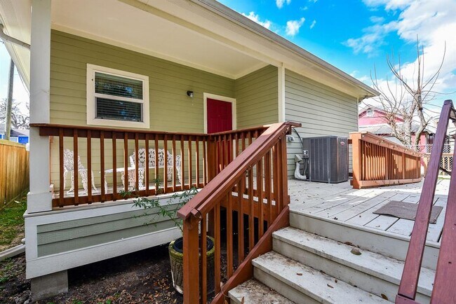 Building Photo - 205 De Koven St