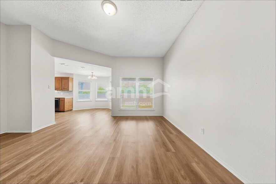 Building Photo - 413 Bretts Way