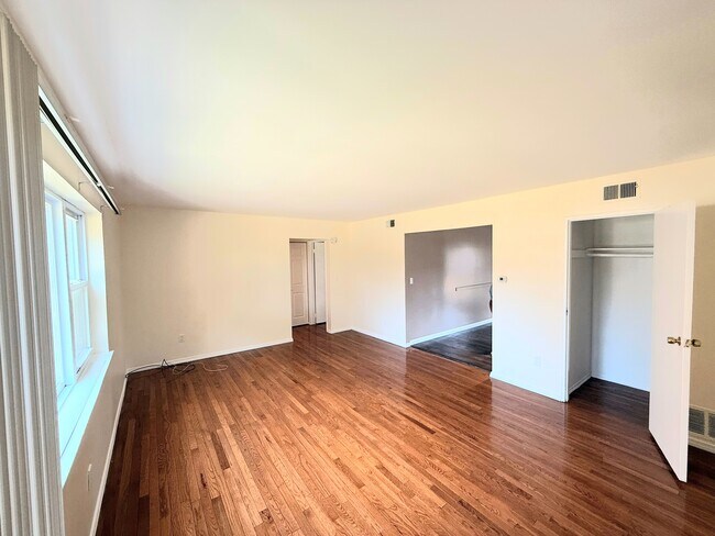 Building Photo - 182 Evergreen Rd
