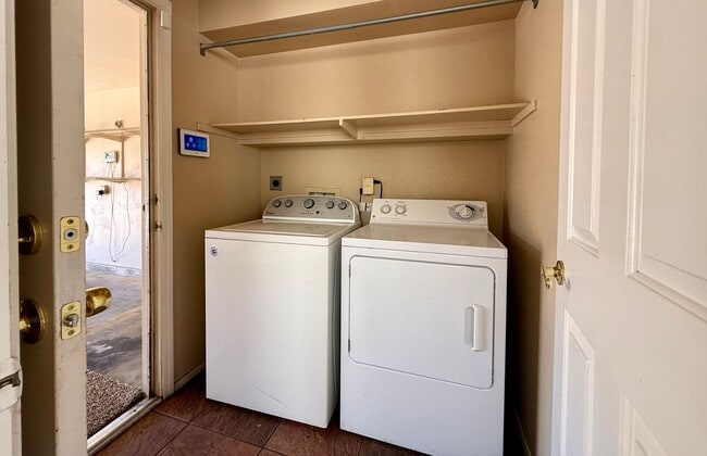 Building Photo - Fantastic 3 bed/2.5 bath in the Northwest ...