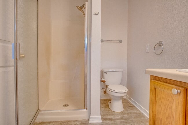 Building Photo - Move In for the Holidays! Lakefront Shadow...