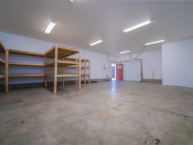 Building Photo - Unique Live/Work Opportunity With Large Fenced Yard Plus Outdoor Storage