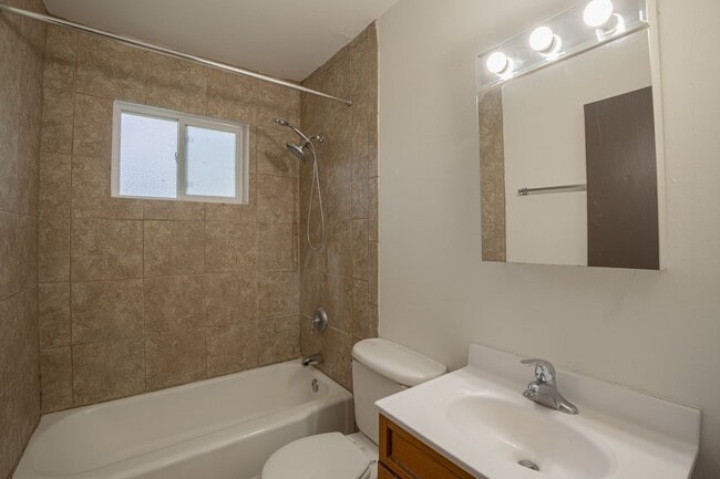 Building Photo - 2113 Lake Point Dr