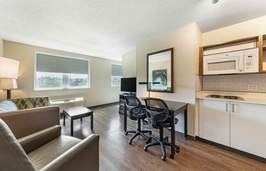 Building Photo - Furnished Studio-Miami - Airport - Doral - 25th Street