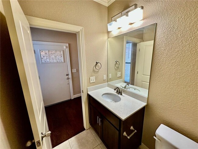 Building Photo - 6613 W Valley View Rd