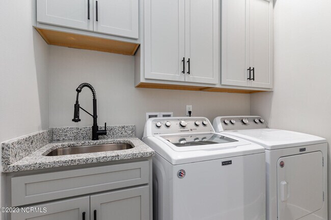 Building Photo - 2108 Stonecrest Dr NW