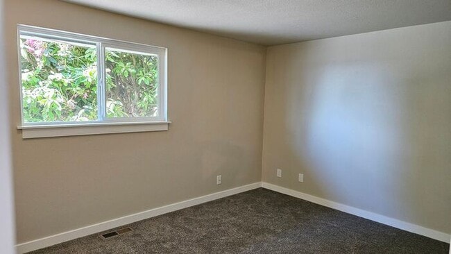 Building Photo - Newly Remodeled Edgewood Duplex with Scenic Views & Privacy