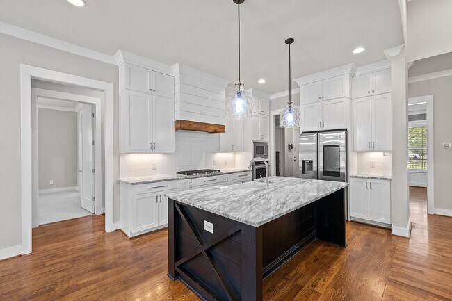 Building Photo - **Luxury 4/4 with Fenced in Yard**