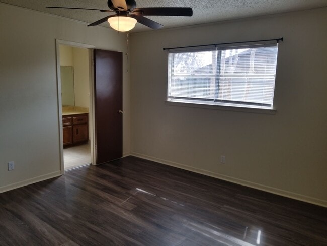 Building Photo - 1710 Kangaroo Ave
