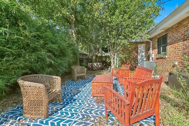 Building Photo - 5427 Charlotte Dr