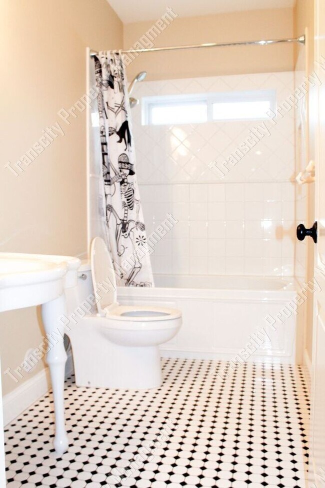 Building Photo - Spacious Custom Home Near Lindsay and McKe...