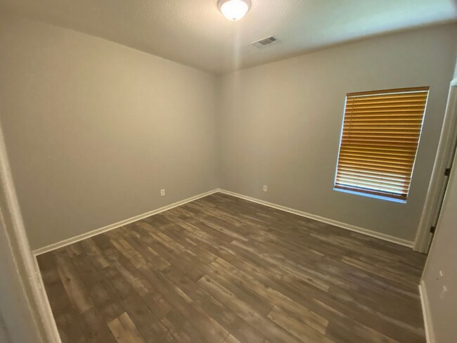 Building Photo - 406 Shady Pk Cv