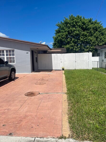 Primary Photo - 11361 SW 7th St