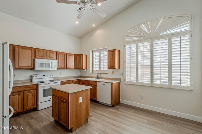 Building Photo - 18048 W Fairway Dr