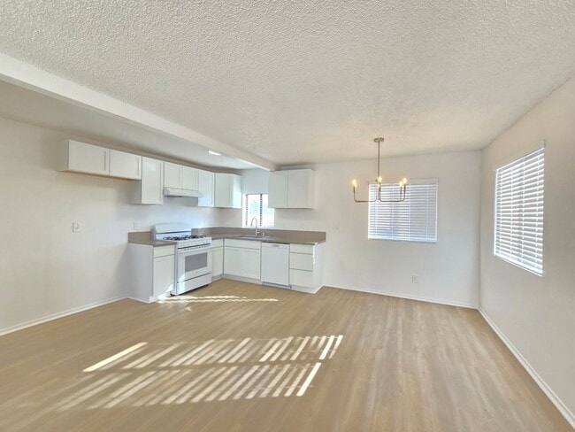 Building Photo - 8249 Catalpa Ave